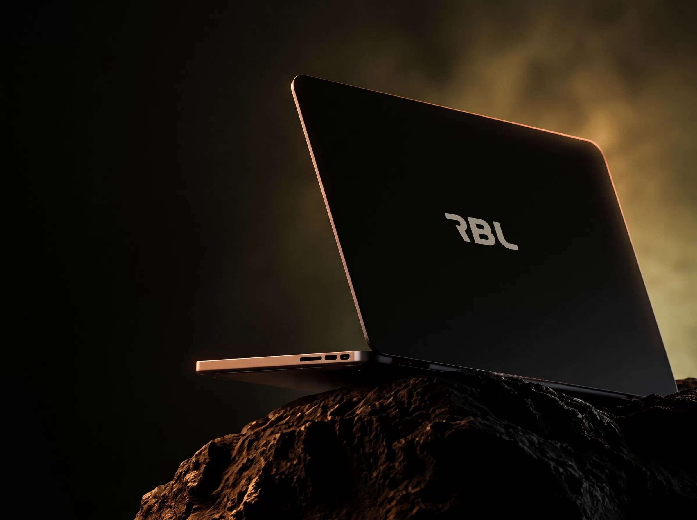 Notebook preto com a marca RBL na tampa, sobre uma rocha, iluminado por trás por uma luz dourada.